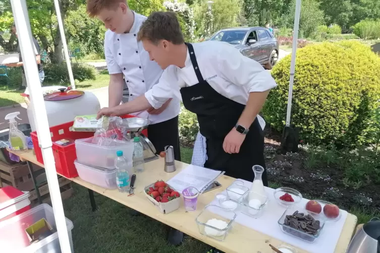 Im Schatten werden die Zutaten gem&auml;&szlig; der eigens von Cliff H&auml;mmerle ausget&uuml;ftelten Rezepte vorbereitet und abgewogen. 