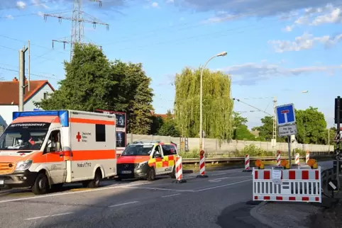 Großeinsatz in Mannheim: Der Ellerstadter ist in der Rhenaniastraße wohl absichtlich in mehrere Radfahrer gefahren. Anschließend