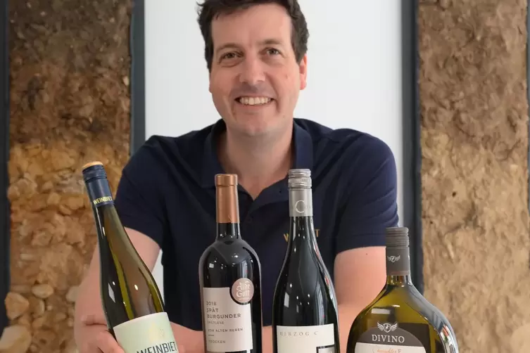 Bastian Klohr mit dem ausgezeichneten Chardonnay und Weißburgunder (links) und den Weinen der Partnergenossenschaften. 