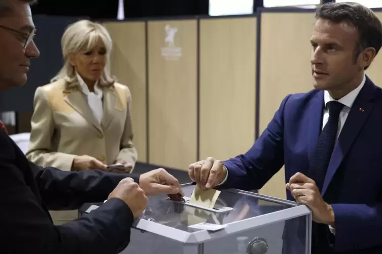 Präsident Macron an der Wahlurne. 