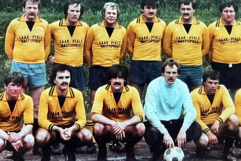Schlagersänger Graham Bonney (hintere Reihe, Dritter von links) anno 1982 im Trikot des SV Battweiler