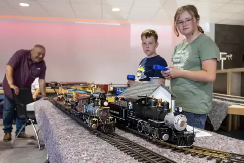  Die Besucher dürfen auch mal steuern: Marlon Röder und Jana Schminnes fahren mit der US Westernbahn.