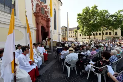 Traditionell findet der Fronleichnams-Gottesdienst der katholischen Stadtgemeinden vor der Dreifaltigkeitskirche statt. Danach f