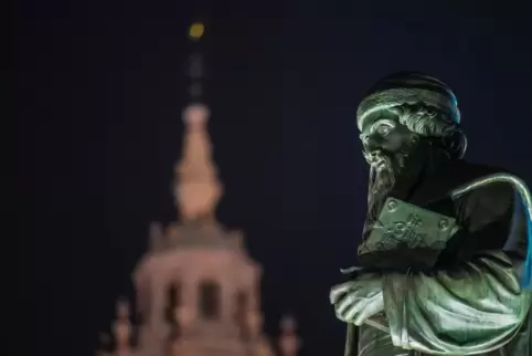 Die Jahresabschlussfahrt der AG60-plus führt nach Mainz, wo sie der Dom und das Denkmal des Erfinders des Buchdrucks, Gutenberg,