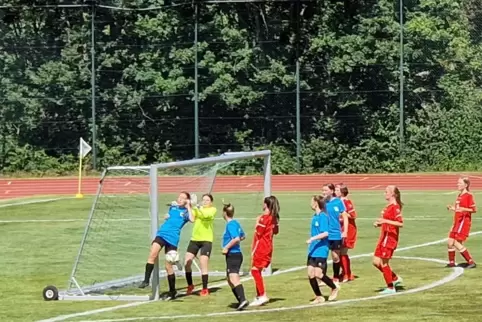 Gefahr vor dem Tor des 1. FFC Niederkirchen nach einem Eckball des ASV Winnweiler. 