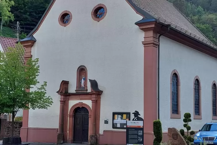 Elmstein erleben: Station vor der Kirche Mariä Heimsuchung. 