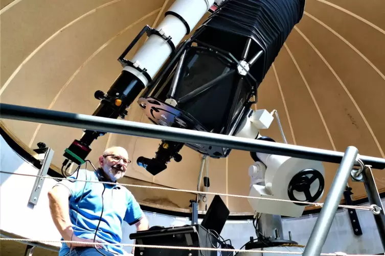 Vereinsmitglied Thomas Jungkind vor dem großen Teleskop in der Kuppel der Sternwarte.