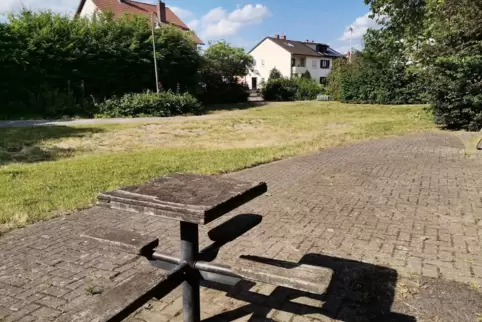Ein Spielplatz ohne Spielgeräte: Der Handlungsbedarf ist offensichtlich. Auch die verbliebene Sitzmöglichkeit wirkt nicht gerade