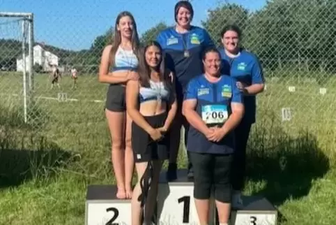 Ergfolgreiche Hammerwerferinnen des LAZ Zweibrücken (hinten von links): Annika Opp, Hanna Luxenburger und Franziska Mayer sowie 