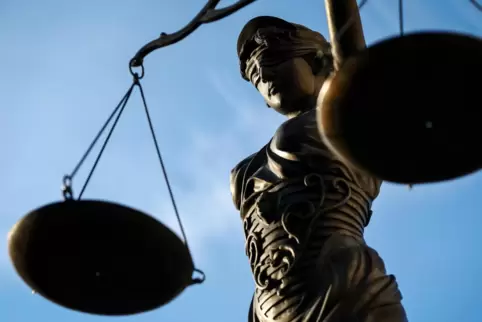 Auf Justitias Waage. Gewalt zwischen Familienmitgliedern. 