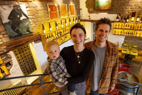 Lina Friedel hat „Konrads Vinothek und Weinbar“ neu eröffnet. Mit ihrem Mann Lukas und ihrem Sohn Karl ist sie im vergangenen Ja