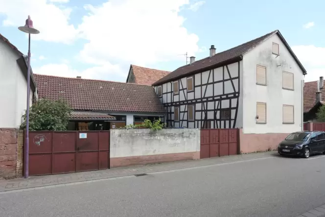 Das Anwesen in der Hauptstraße 35 in Steinweiler stand schon länger zum Verkauf.