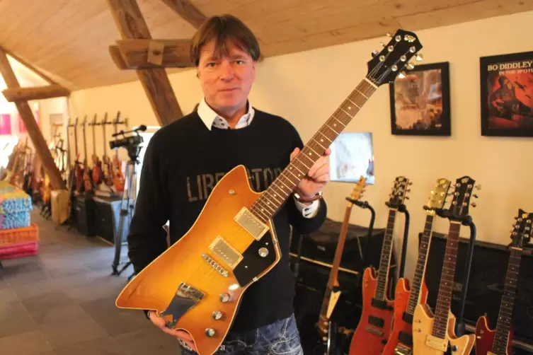 Luc Henzig mit einer Gitarre von Billy Gibbons der US-Band ZZ-Top.