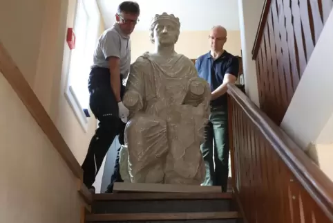 Museumsleiter Sven Gütermann (rechts) und Werner Münzberg beim Transport der Capua-Statue von Friedrich II., die bald vorübergeh