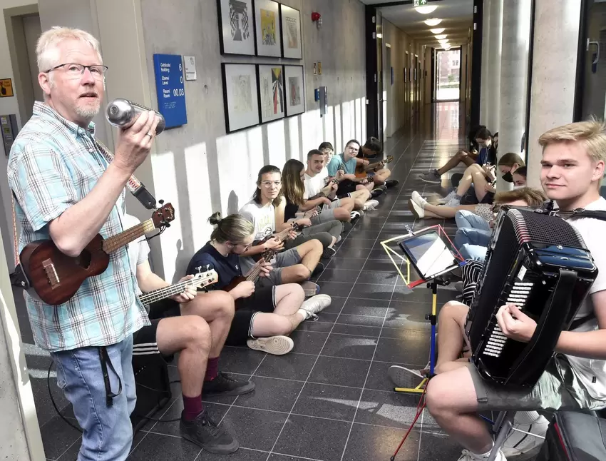 Kleines Instrument, große Begeisterung: das Ukulele-Orchester des Karolinen-Gymnasiums.
