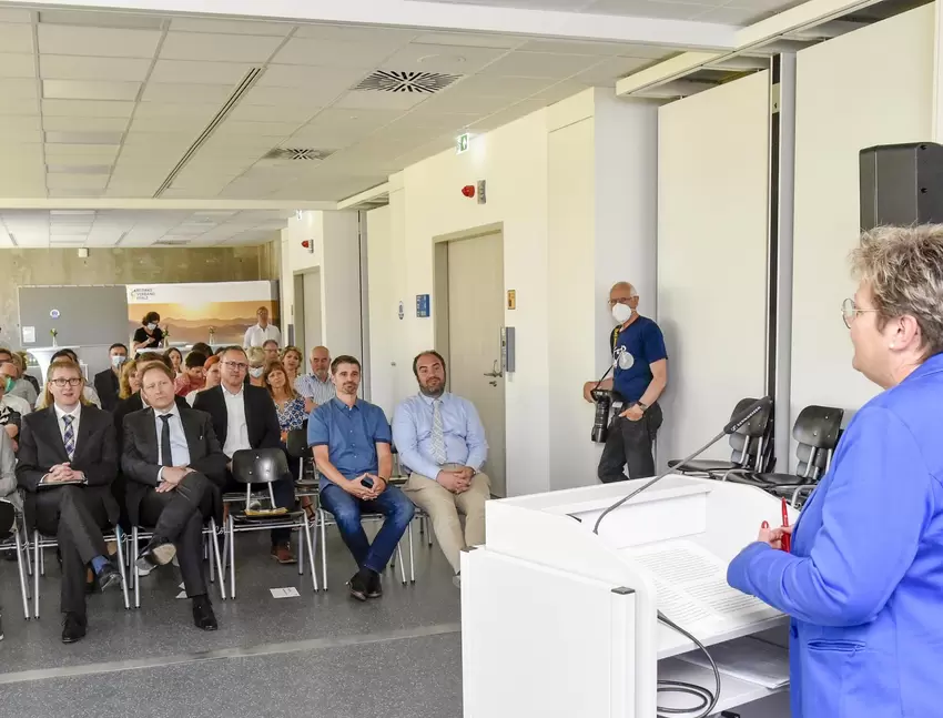 Einmalige Chance auf Abitur für hörbeeinträchtigte Schüler: Staatssekretärin Bettina Brück sichert den Schulen die Unterstützung