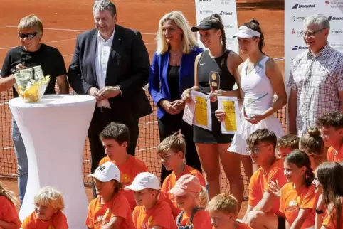 Wurde bei der Pfalzmeisterschaft als Siegerin gefeiert: Lucie Lascheck (in Schwarz) mit der Gegnerin Liv Röstel, beide vom TC Ro