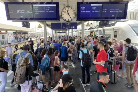 Das 9-Euro-Ticket sorgt für viele zusätzliche Bahn-Fahrgäste. Besonders stark ist der Verkehrszuwachs offenbar am Wochenende. Da