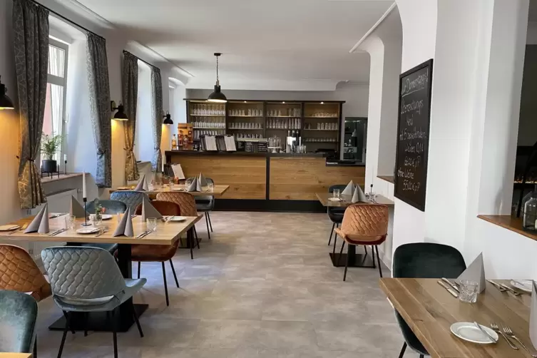 Bisb zu 70 G&auml;ste k&ouml;nnen im Innenbereich des Restaurants bedient werden. 