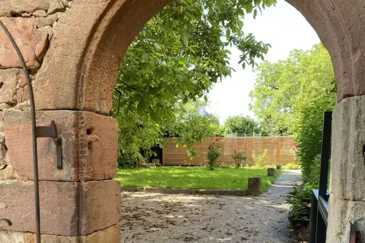 Blick in den Garten des Anwesens. 