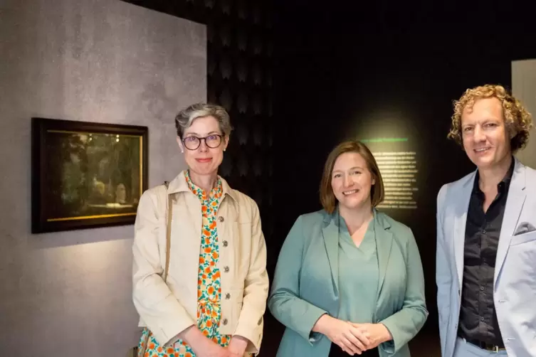 Kulturministerin Katharina Binz (Mitte) mit Stephanie Tasch von der Kulturstiftung der Länder und Museumsdirektor Alexander Schu