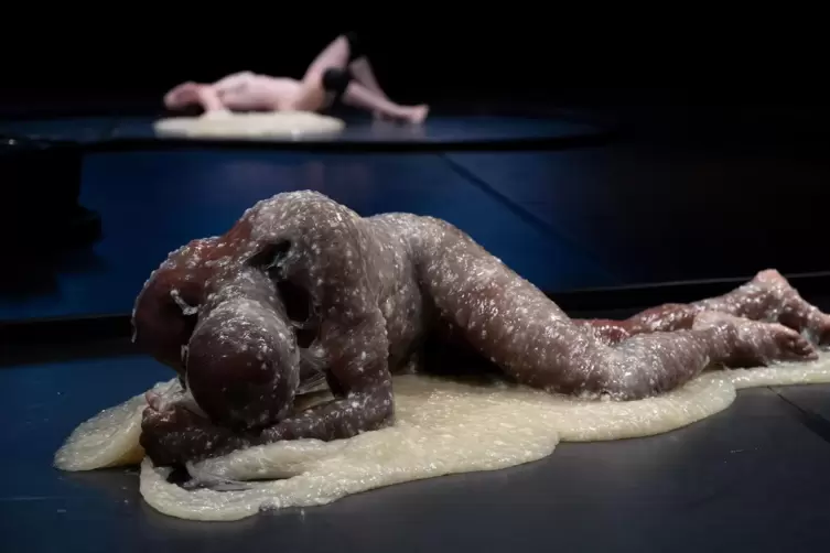 Die Tanzperformance &bdquo;Gootopia&ldquo; arbeitet mit Schleim.