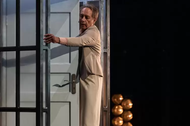 Das Theater Freiburg zeigt Yasmina Rezas neuestes St&uuml;ck &bdquo;Anne-Marie die Sch&ouml;nheit&ldquo;. 