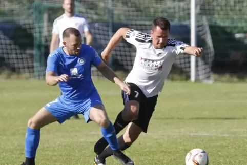 Szene aus dem zweiten Spiel: rechts der Steinbacher Hendrik Schwab und links Yannik Fleckenstein (FSV Schifferstadt). 