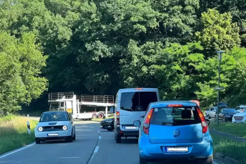 Der Verkehr bei Erlenbach fließt „Im Wiesental“ über den Parkplatz des Turnerheims. 