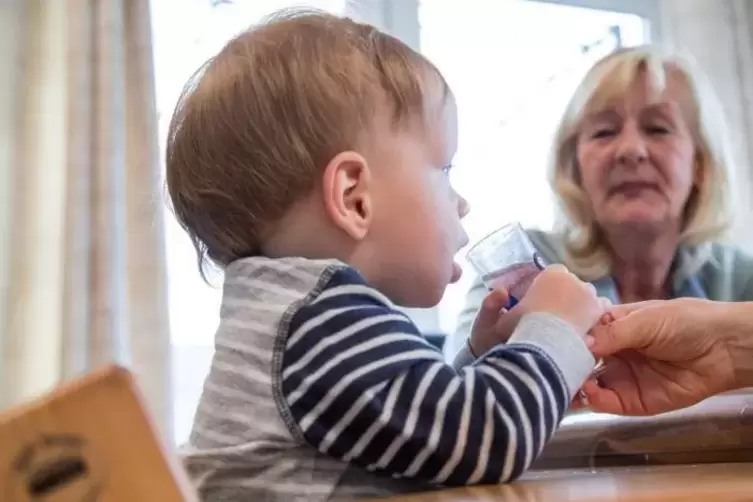 Besonders f&uuml;r Kinder und &auml;ltere Menschen kann Hitze schneller zur Gefahr werden. 