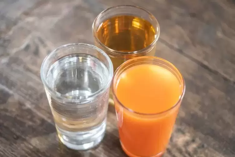 Bei hohen Temperaturen m&uuml;ssen wir mehr trinken. 