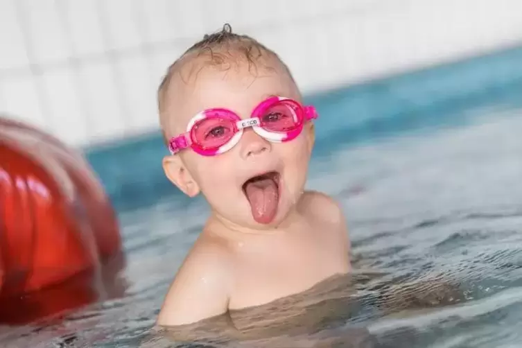 Wasser ist eine gute Abk&uuml;hlung f&uuml;r Kinder.