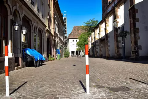 Drei Pfosten für tausend Euro und schon ist ein Teil der Fußgängerzone verkehrsberuhigt. 