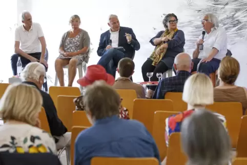 (Wie) passen Pfalz und Kunst zusammen? Darüber diskutierten (von links) APK-Chef Stefan Engel, Pfalzpreisträgerin Heike Negenbor