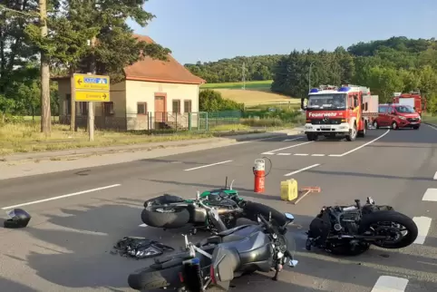 An zwei der Motorräder entstand Totalschaden. 