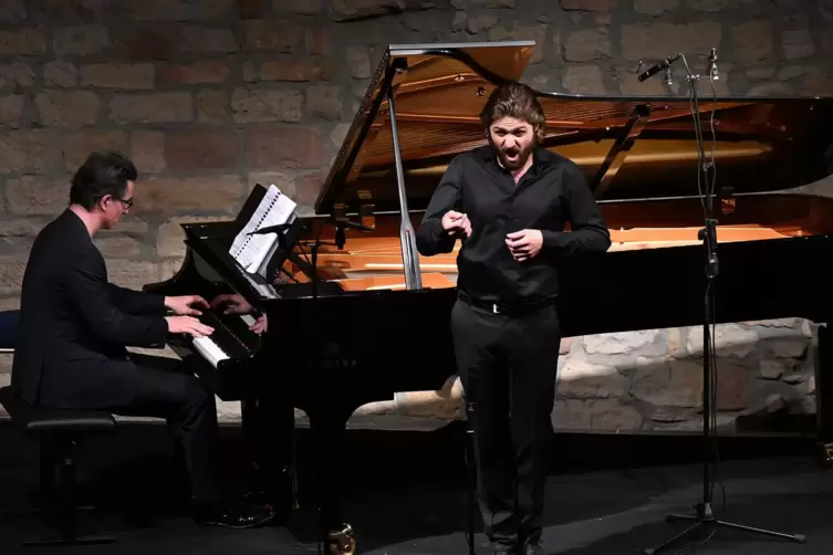 Grandiose Vorstellung: Bariton Konstantin Krimmel zog – begleitet von Daniel Heide am Piano – mit seiner Interpretation hochdram