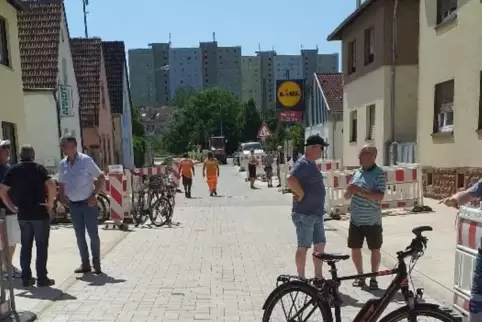 Der erste von vier Bauabschnitten ist abgeschlossen. Nun kann der Verkehr wieder durch diesen Straßenabschnitt fließen.