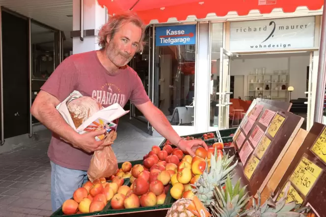 Hofladen im Kornmarkt: Johannes Grehl kauft gerne lokale und regionale Produkte ein. .