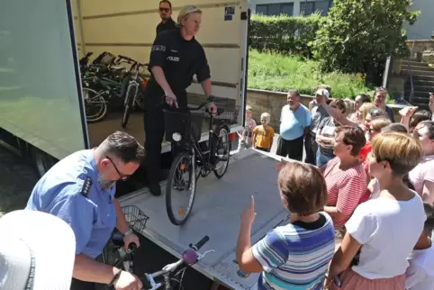 Die Polizei ist schon erwartet worden. 