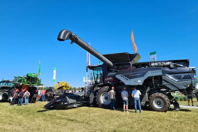 M&auml;nner und Maschinen: Der neueste Stand der Technik st&ouml;&szlig;t auf gro&szlig;es Interesse. 