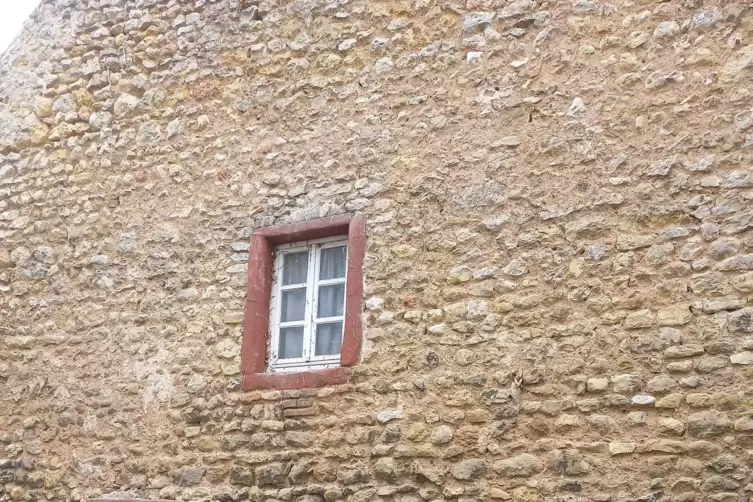 Das &bdquo;Steinerne Haus&ldquo;, das &auml;lteste Geb&auml;ude im Ort. Vermutlich war es einmal Teil einer Burg oder eines befestigten Hauses.