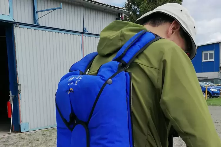 Sicher ist sicher: kein Start ohne Rettungsfallschirm.