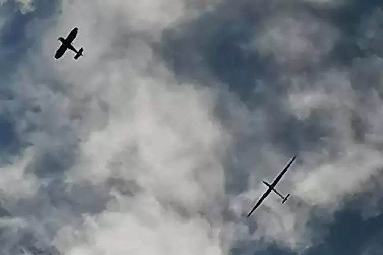 F-Schlepp nennt man es, wenn ein Motorflugzeug (links) einen Segelflieger in die Luft bringt. In manchen Vereinen werden auch Se
