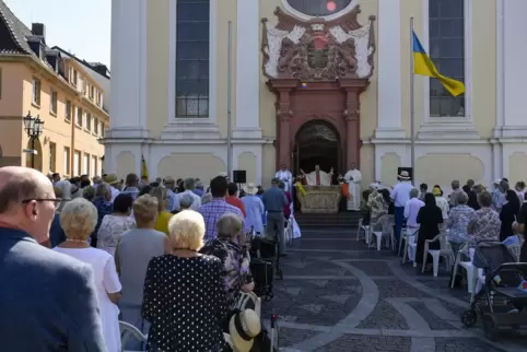 Etwa 300 Gläubige versammelten sich am Donnerstagmorgen vor der Dreifaltigkeitskirche zum Gottesdienst unter freiem Himmel.