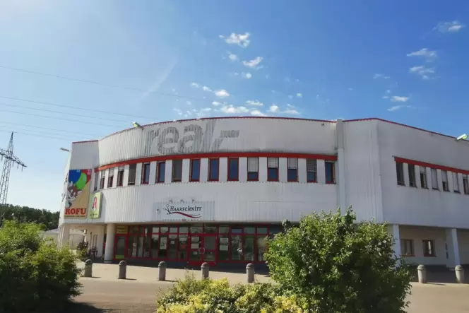 Real war einmal. Dass Edeka der neue Lebensmittelhändler hier wird, ist noch nicht offiziell. Real war einmal. Dass Edeka der neue Lebensmittelhändler hier wird, ist noch nicht offiziell.