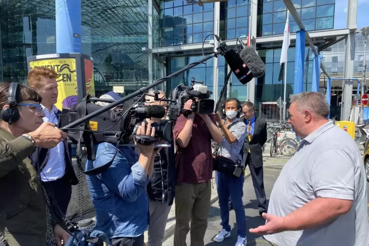 Er kann es kaum fassen: Der Presserummel in Berlin gilt tats&auml;chlich ihm, Walter Adam aus Herxheim.