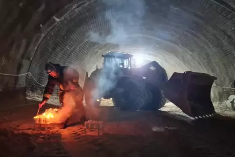 Pyroexperte Andreas Füß entzündet Rauchbomben im Tunnel. Sie sollen einen Brand simmulieren.