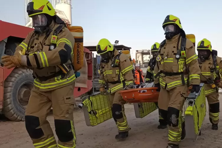 In F&uuml;nfer-Trupps r&uuml;cken die Feuerwehrleute in den Tunnel ein.