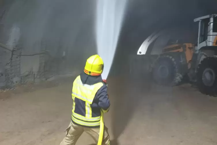 Im Tunnel muss nicht nur gel&ouml;scht, sondern auch gek&uuml;hlt werden. L&ouml;schen unter 