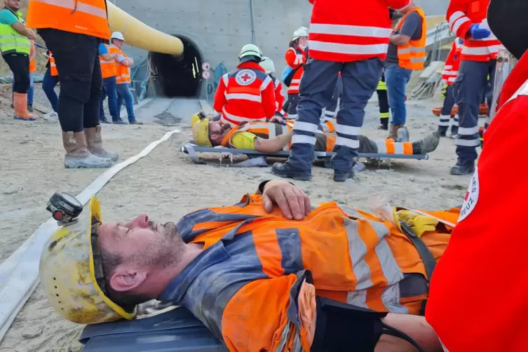 Nach der Rettung k&uuml;mmert sich das Rote Kreuz um die Erstversorgung.